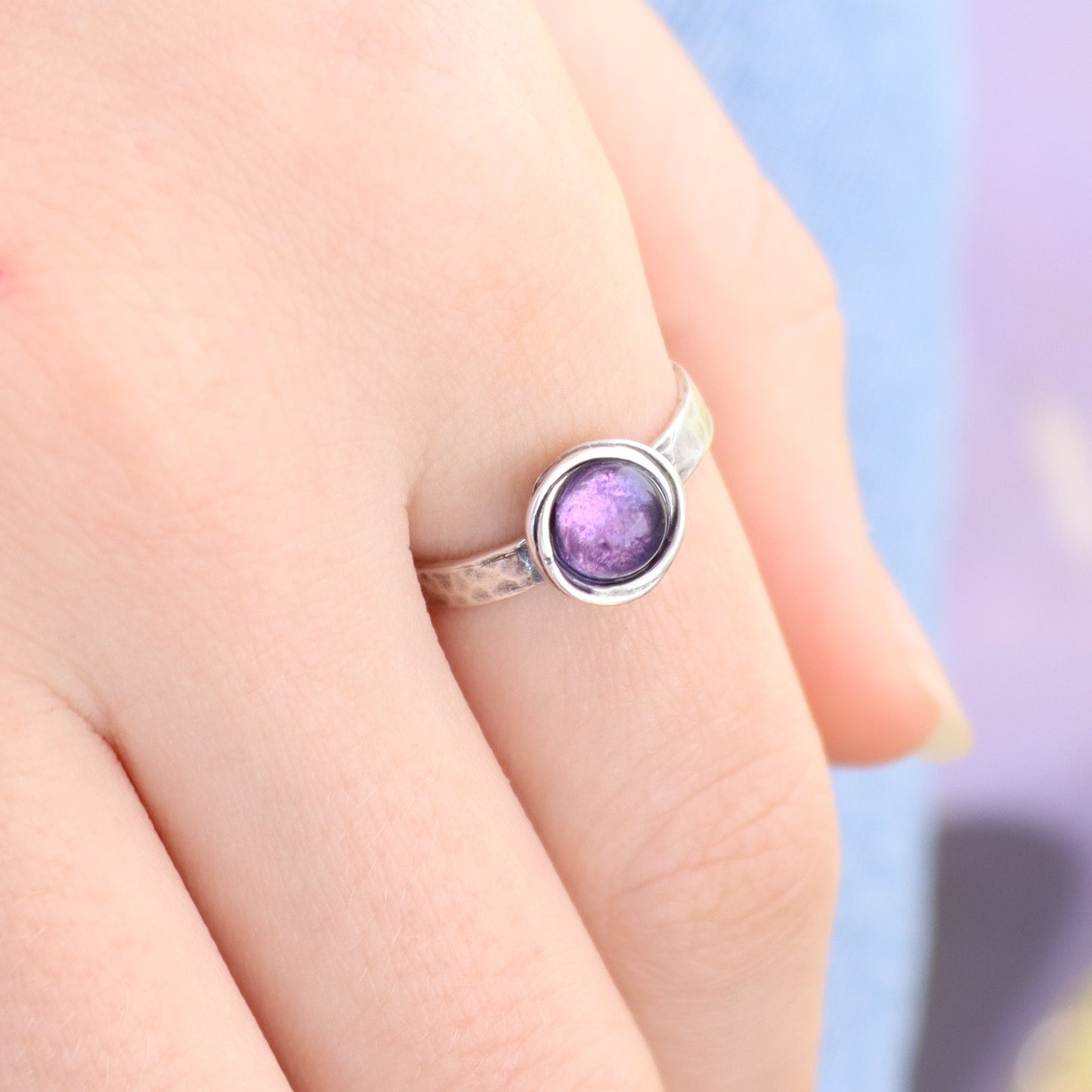 Stone stacking ring with hammered band