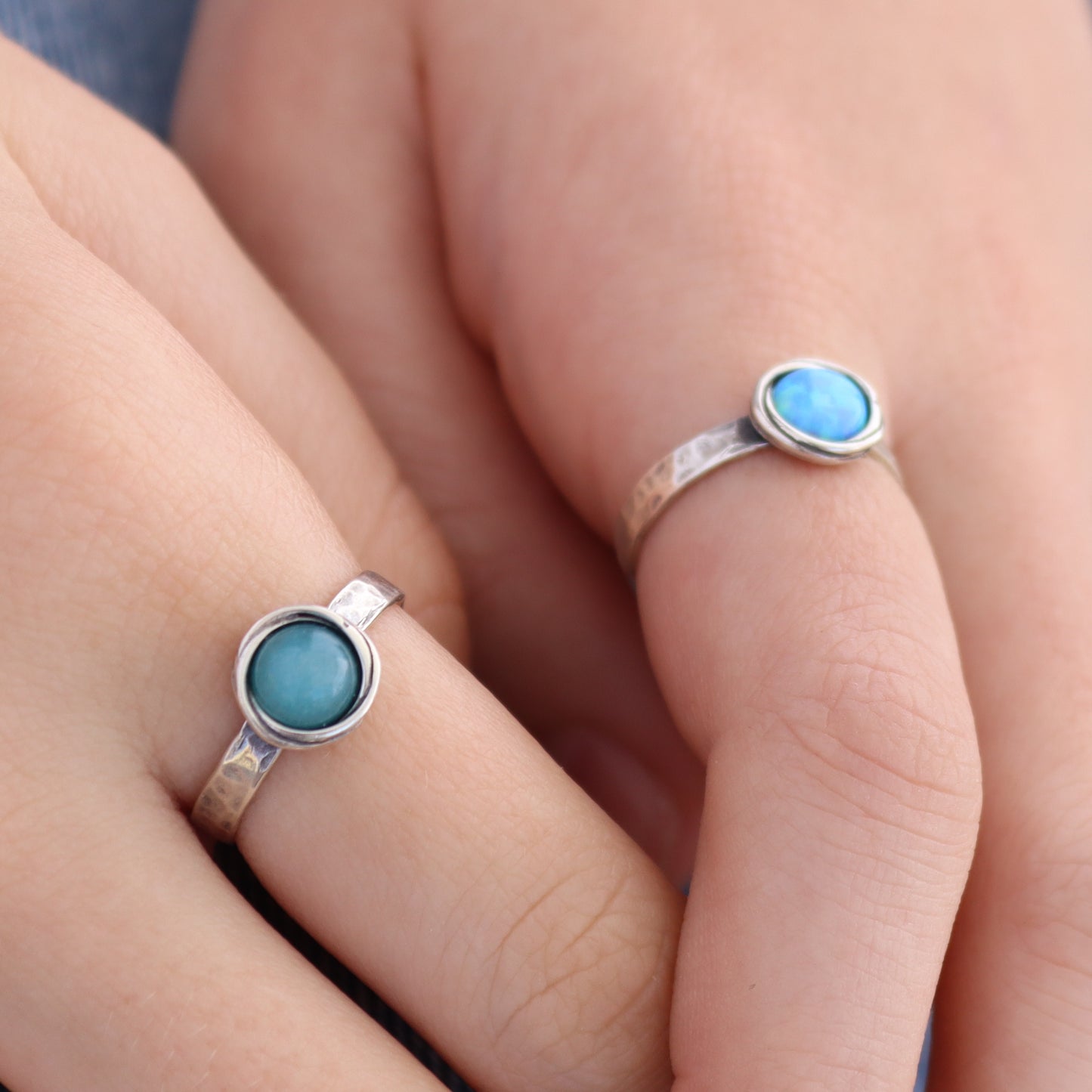Stone stacking ring with hammered band