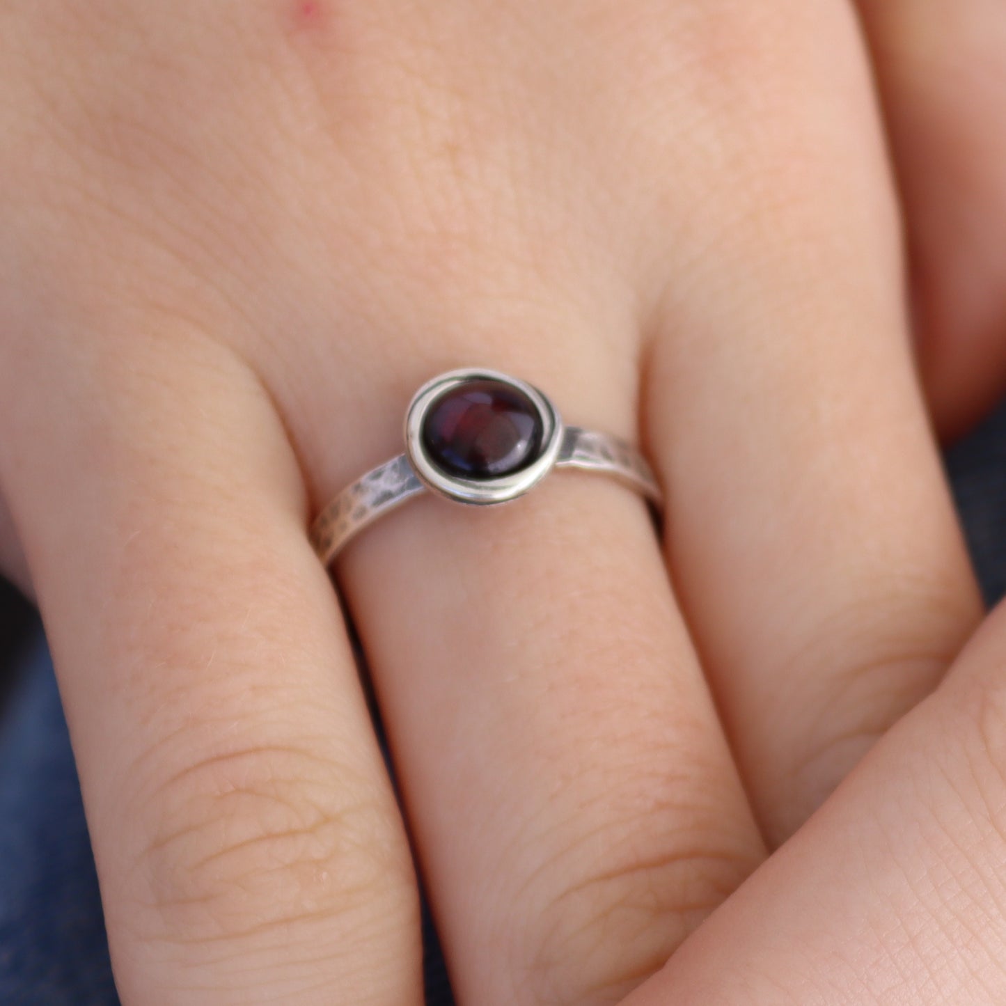 Stone stacking ring with hammered band