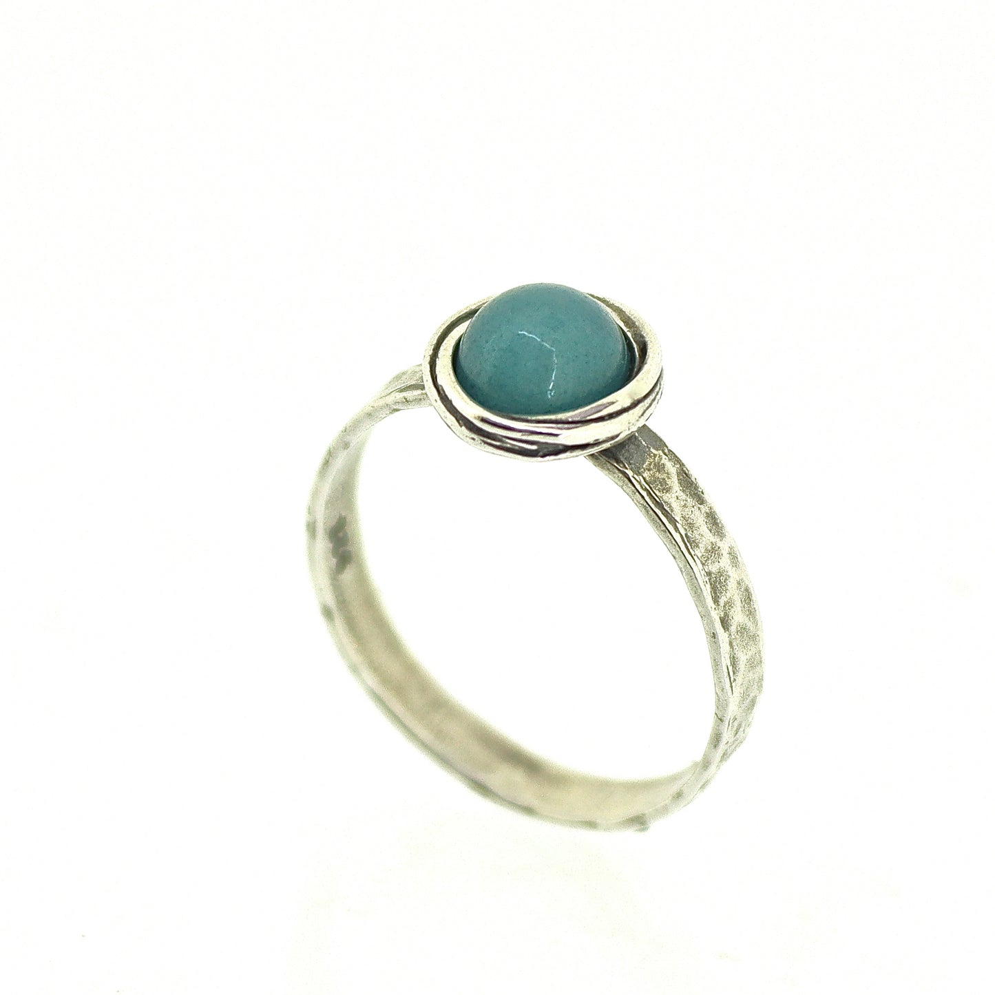 Stone stacking ring with hammered band
