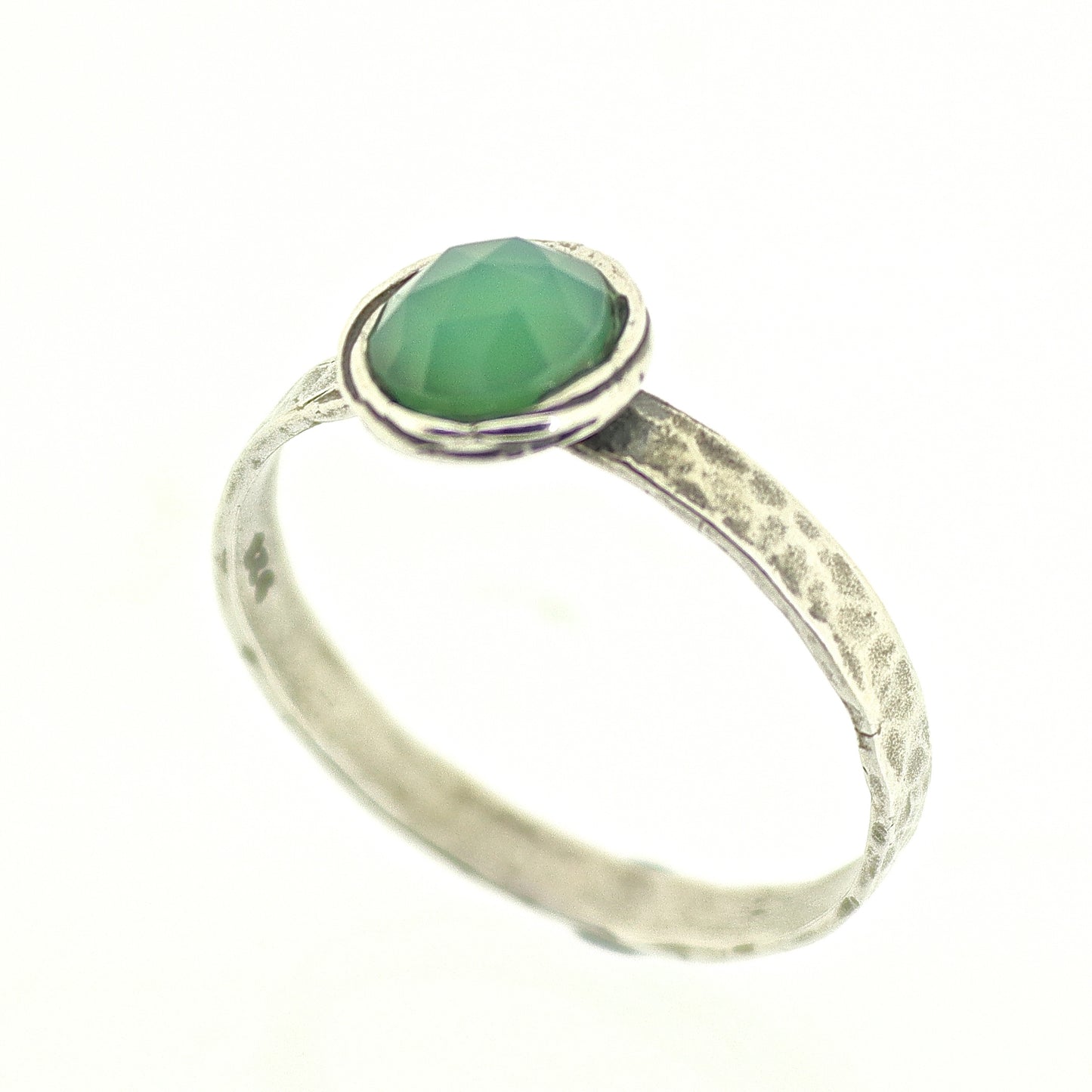 Stone stacking ring with hammered band