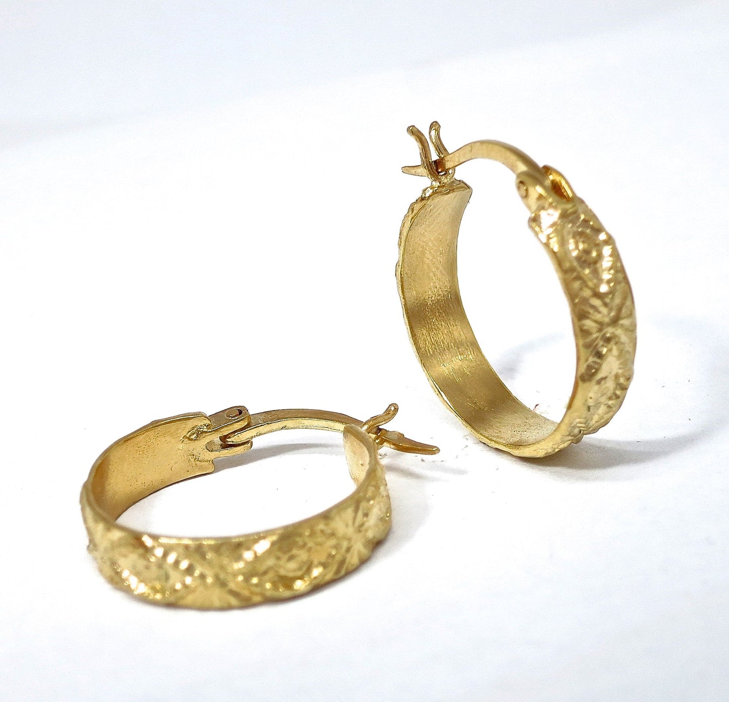Textured 14k gold hoop earrings