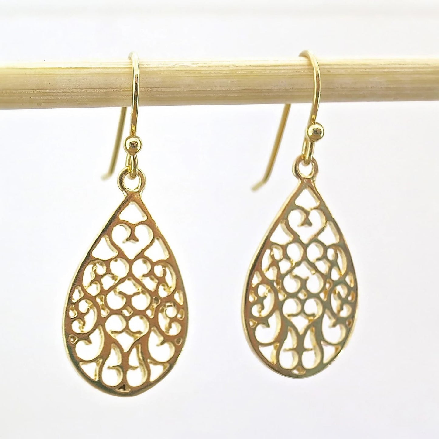 Filigree 14k solid gold dangle earrings, Teardrop 14k gold lever back Earrings