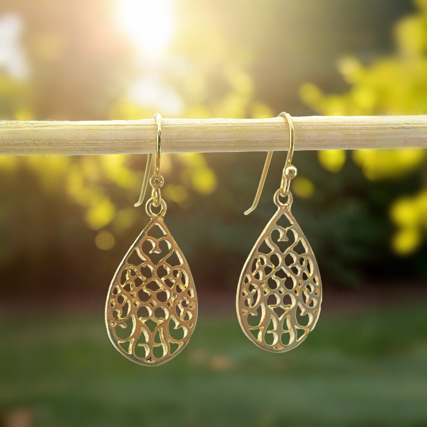 Filigree 14k solid gold dangle earrings, Teardrop 14k gold lever back Earrings