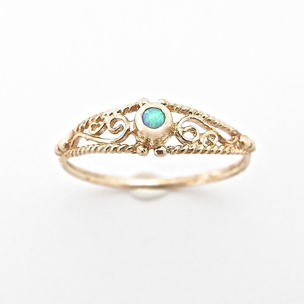 Filigree 14k gold opal ring